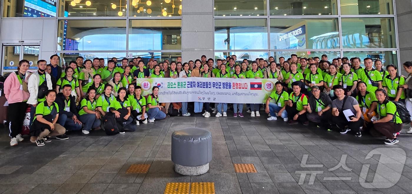 인천국제공항을 통해 입국한 라오스 계절근로자 &#40;무안군 제공&#41;/뉴스1 