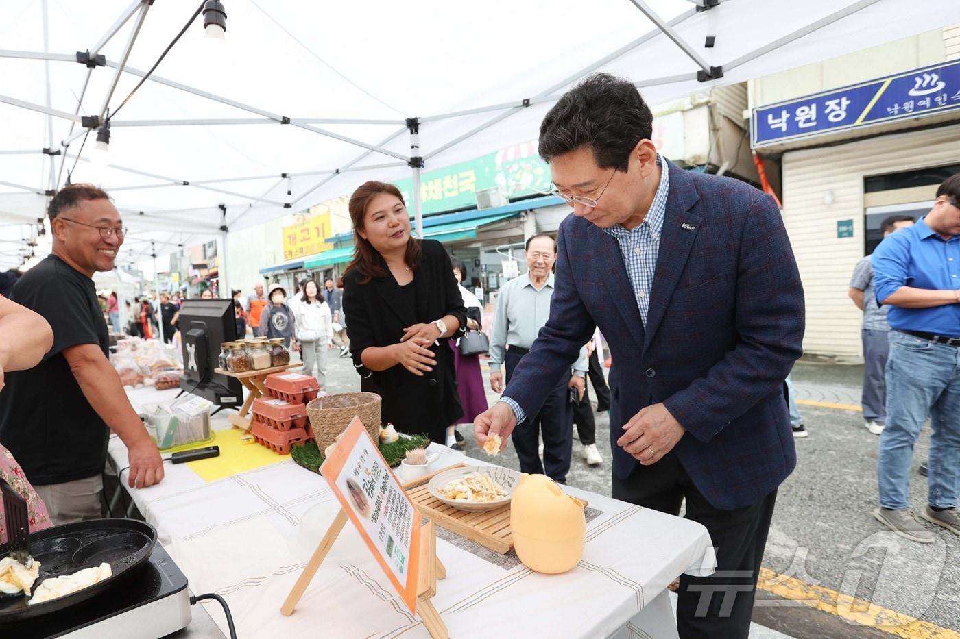 이상일 시장이 21일 용인중앙시장에서 열린 상설야시장 &#39;별당마켓&#39;을 방문해 소상공인의 목소리를 듣고 있다.&#40;용인시 제공&#41;