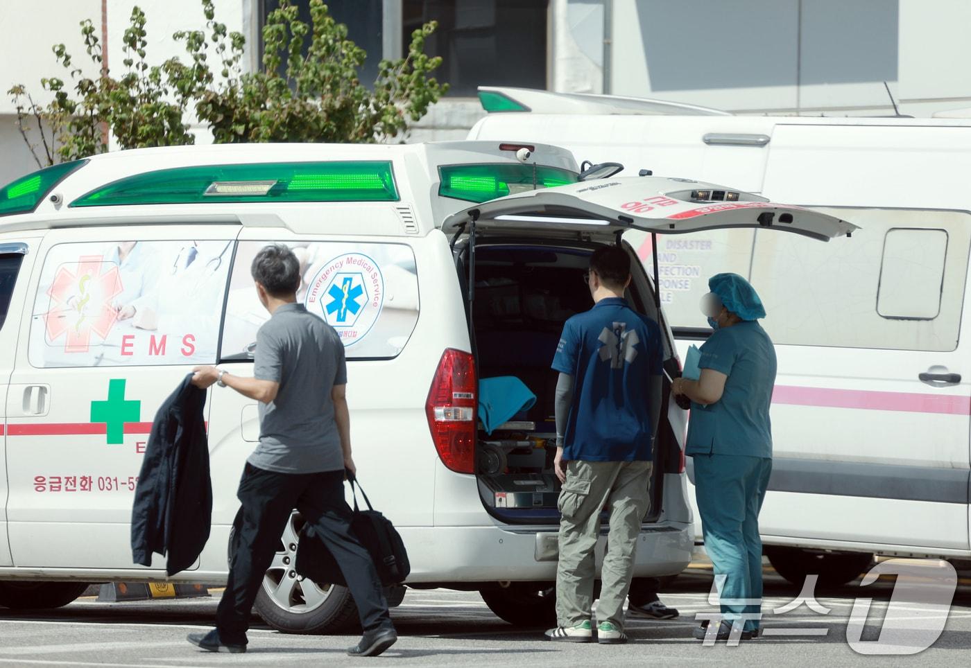 정부의 의대 정원 증원에 반발해 의료계의 집단행동이 이어지고 있는 22일 오후 서울 시내 대학병원 응급실에 도착한 구급차량에서 의료진이 환자 상태를 살피고 있다. 2024.9.22/뉴스1 ⓒ News1 박정호 기자