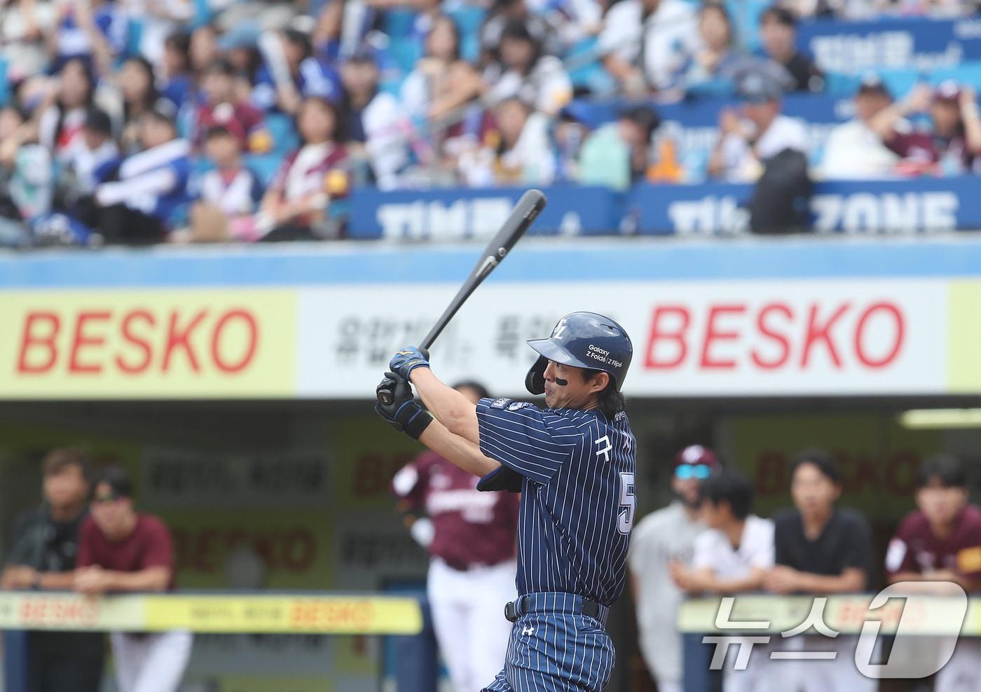 22일 오후 대구 삼성라이온즈파크에서 열린 프로야구 &#39;2024 신한 SOL 뱅크 KBO리그&#39; 키움 히어로즈와 삼성 라이온즈의 경기, 3회말 주자없는 상황 삼성 3번타자 구자욱이 중견수 뒤편 담장 넘어가는 1점홈런을 치고 있다. 2024.9.22/뉴스1 ⓒ News1 공정식 기자