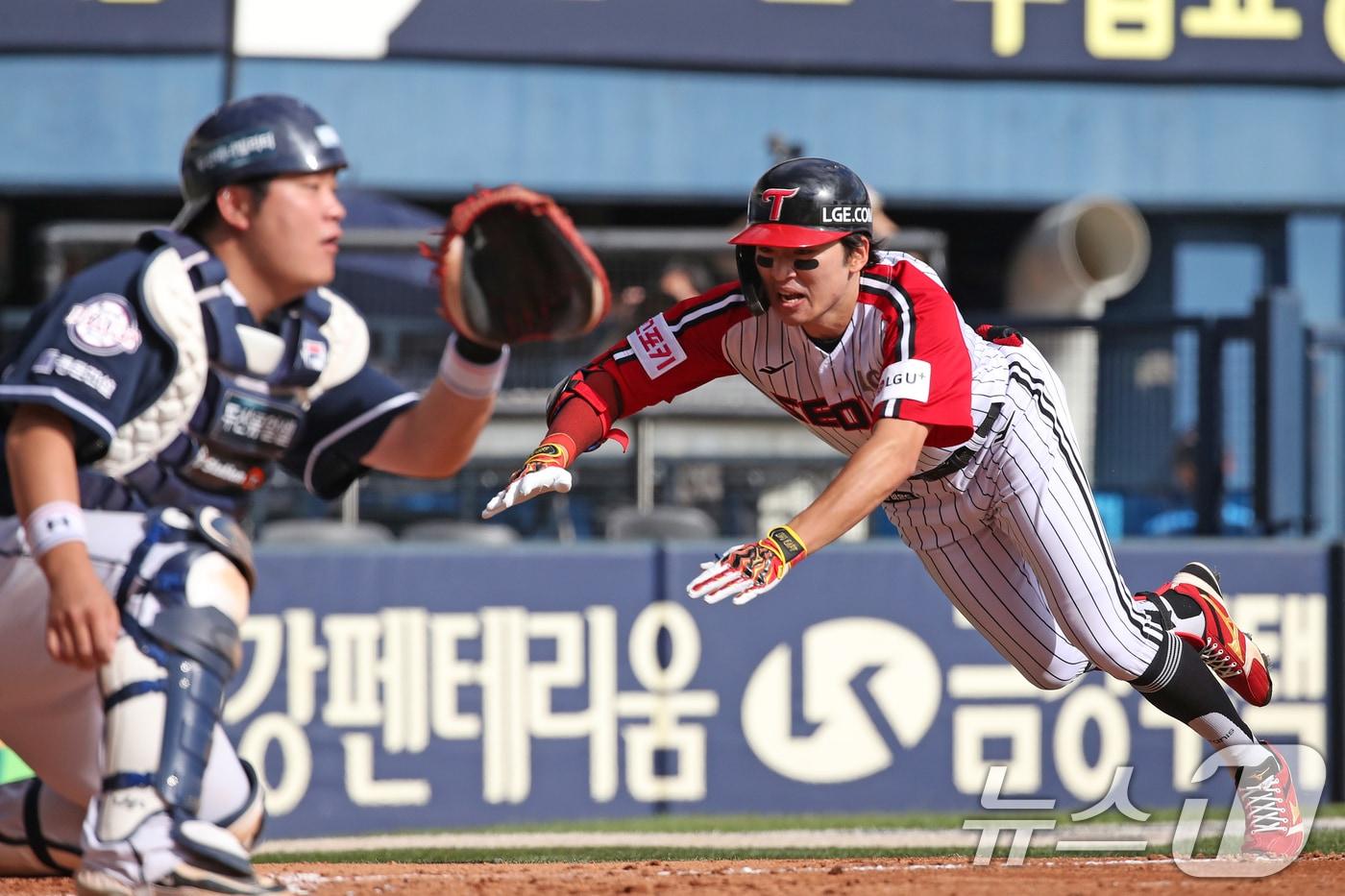 22일 오후 서울 송파구 잠실야구장에서 열린 프로야구 &#39;2024 신한 SOL 뱅크 KBO리그&#39; 두산베어스와 LG트윈스의 경기에서 3회말 LG 공격 2사 주자 없는 상황 박해민이 그라운드 홈런을 치고 홈으로 슬라이딩하고 있다. 2024.9.22/뉴스1 ⓒ News1 이승배 기자