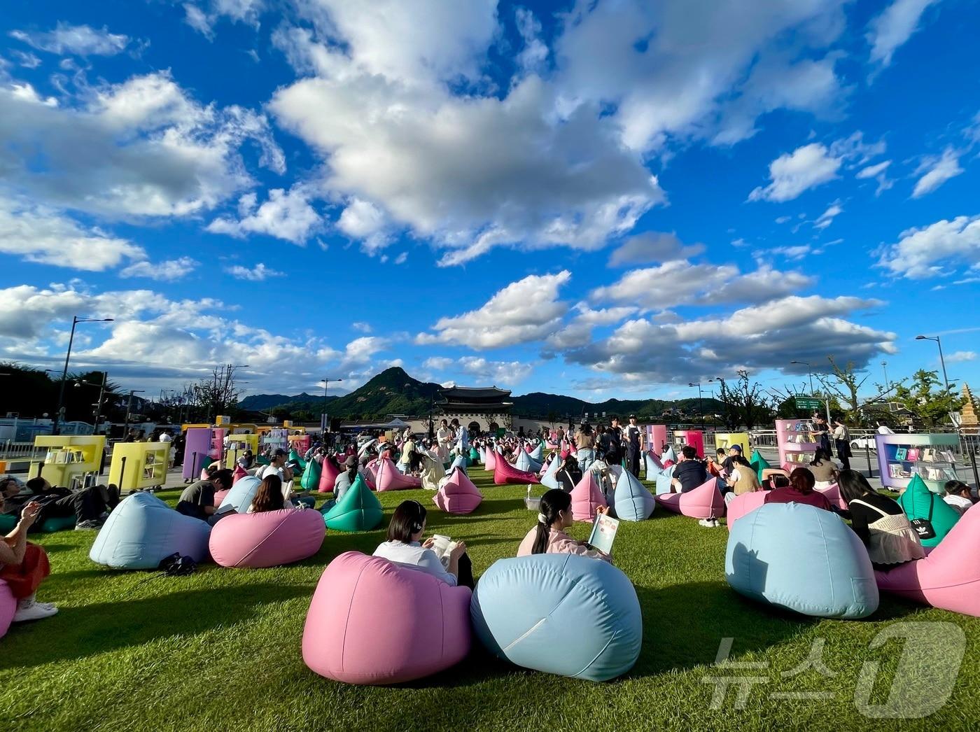 절기상 낮과 밤의 길이가 같아진다는 추분&#40;秋分&#41;인 22일 오후 서울 종로구 광화문 광장의 서울야외도서관 광화문 책마당에서 시민들이 독서 삼매경에 빠져 있다. 2024.9.22/뉴스1 ⓒ News1 오대일 기자