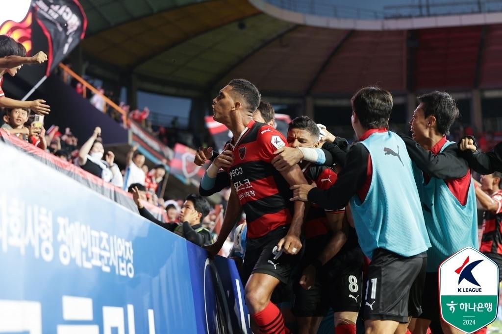 포항 스틸러스 공격수 조르지가 강원FC전서 결승골을 넣은 뒤 포효하고 있다. &#40;한국프로축구연맹 제공&#41;