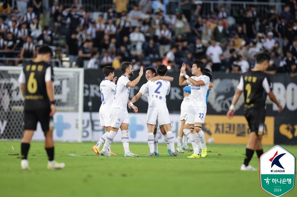 극적인 승리로 K리그2 4위에 오른 수원 삼성. &#40;한국프로축구연맹 제공&#41;