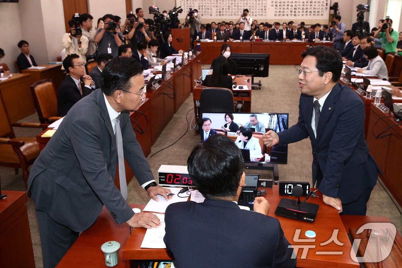 정청래 법사위원장이 여당 간사인 유상범 국민의힘 의원, 야당 간사인 김승원 더불어민주당 의원이 23일 오전 서울 여의도 국회에서 열린 법제사법위원회 전체회의에서 대화하고 있다. 2024.9.23/뉴스1 ⓒ News1 이광호 기자