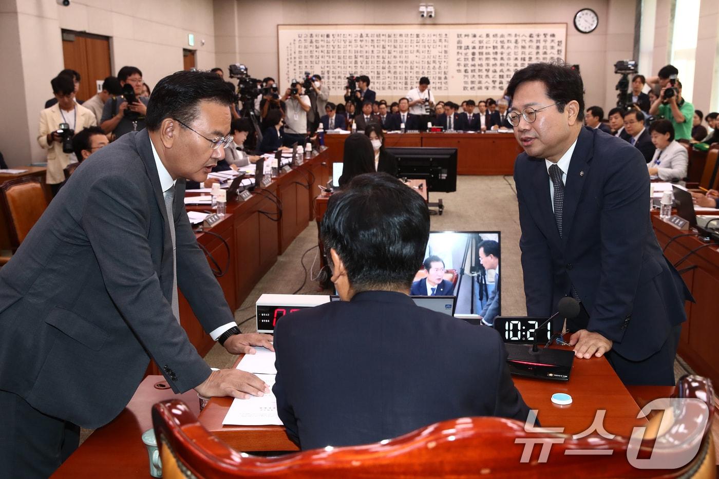 정청래 법사위원장이 여당 간사인 유상범 국민의힘 의원, 야당 간사인 김승원 더불어민주당 의원이 23일 오전 서울 여의도 국회에서 열린 법제사법위원회 전체회의에서 대화하고 있다. 2024.9.23/뉴스1 ⓒ News1 이광호 기자