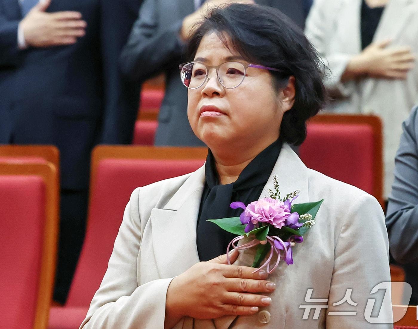 김복형 헌법재판관이 23일 오전 서울 종로구 헌법재판소에서 열린 취임식에서 국민의례를 하고 있다. 2024.9.23/뉴스1 ⓒ News1 민경석 기자