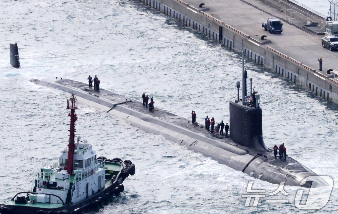 미국 해군 버지니아급 핵잠수함 &#39;버몬트함&#39;&#40;SSN-792·7800톤&#41;이 23일 오전 부산 남구 해군작전사령부 부산작전기지에 입항하고 있다. 길이 115m, 폭 10m의 미국 최신예 원자력 핵 추진함인 버몬트함은 역내 작전 임무를 수행하던 중 군수 적재와 승조원 휴식을 위해 이날 부산에 입항했다. 버몬트함이 한국을 방문한 것은 이번이 처음이다. 2024.9.23/뉴스1 ⓒ News1 윤일지 기자