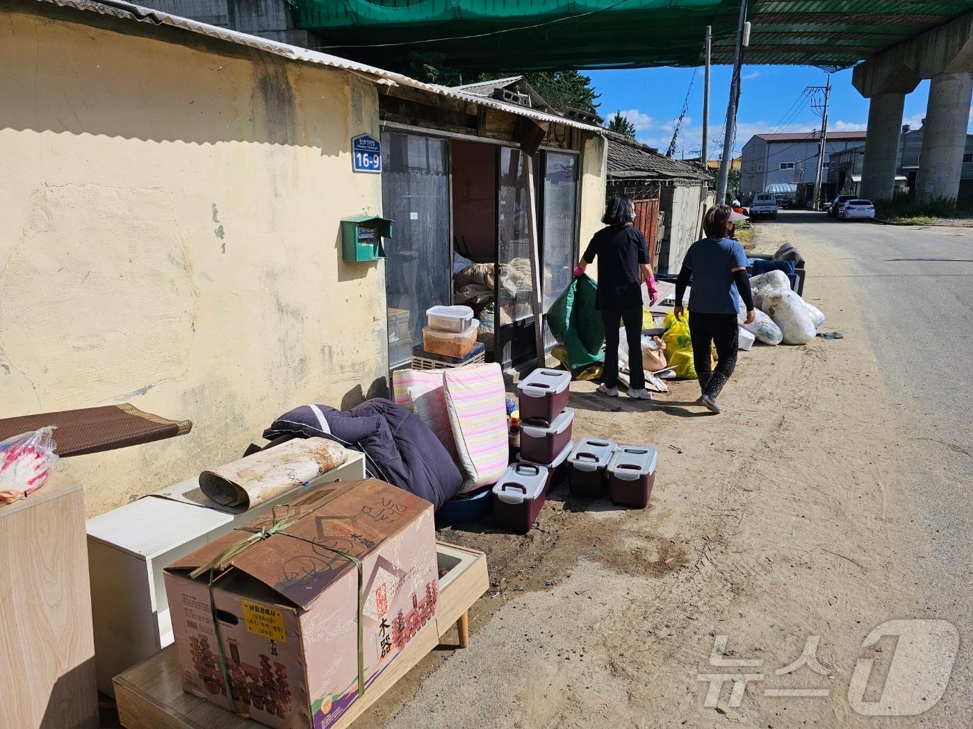 23일 오전 김해시 이동의 한 주택이 침수돼 봉사단체 회원들이 생활 집기 등을 밖으로 옮기고 있다. 2024.9.23 ⓒ 뉴스1 박민석 기자