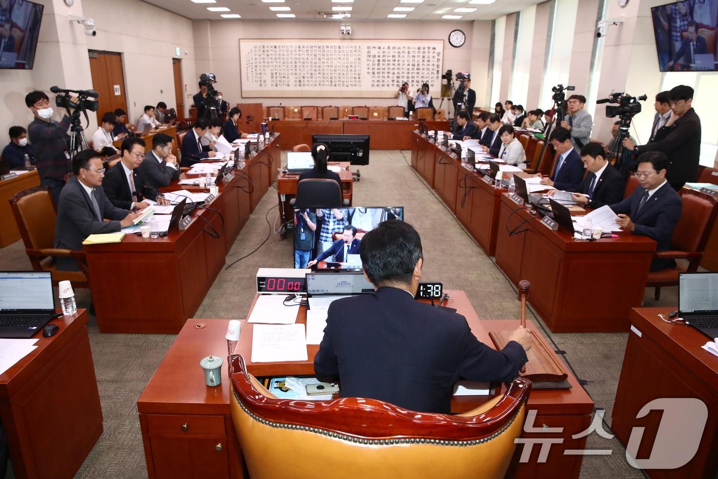 정청래 국회 법사위원장이 23일 오전 서울 여의도 국회에서 열린 법제사법위원회 전체회의에서 검사&#40;박상용&#41; 탄핵소추사건 조사계획서 채택의 건을 의결하고 있다. 2024.9.23/뉴스1 ⓒ News1 이광호 기자