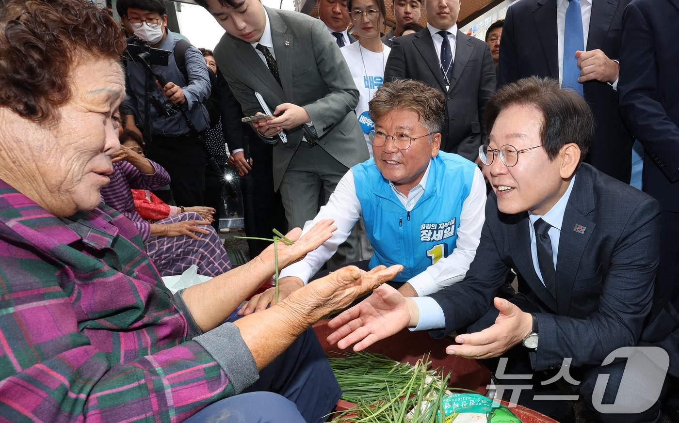 이재명 더불어민주당 대표를 비롯한 당 지도부가 23일 전남 영광을 찾아 현장 최고위원회의를 마친 후 인근시장 상인들을 만나 인사를 나누고 있다. 2024.9.23/뉴스1 ⓒ News1 김태성 기자