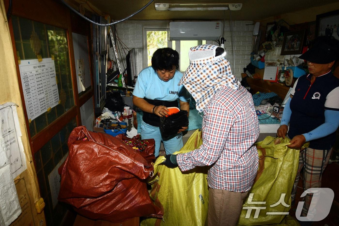 23일 오전 전남 장흥군 장흥읍 석동마을 일대에서 수해 피해를 입은 주민이 가재도구를 정리하고 있다. 장흥에는 지난 19일부터 339.3㎜가 넘는 누적 강수량을 기록했다. 2024.9.23/뉴스1 ⓒ News1 박지현 기자