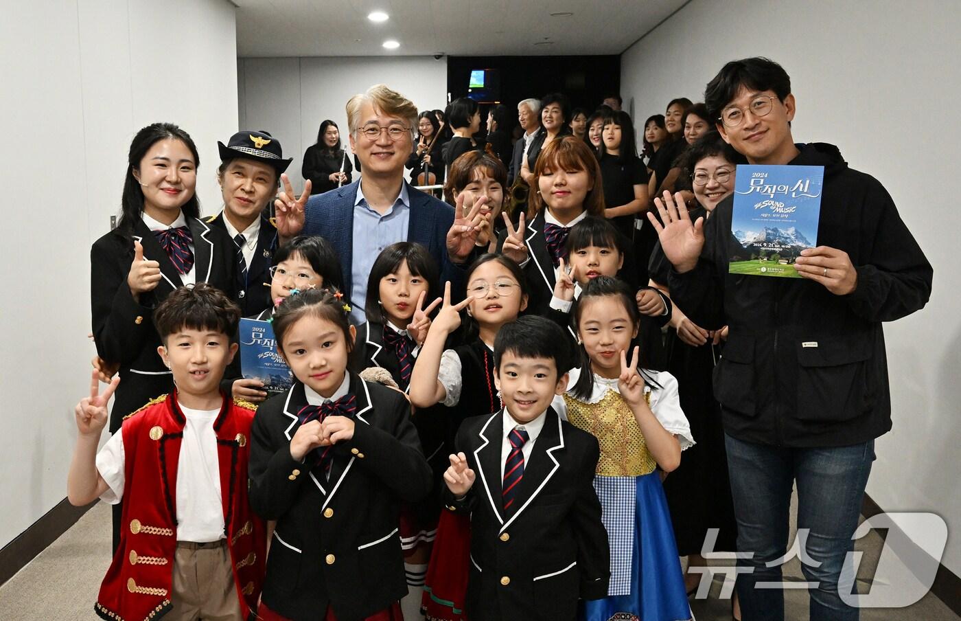 광주 서구가 지난 21일 서빛마루문예회관에서 &#39;뮤직의 신&#39; 결과발표회를 개최한 가운데 행사 종료 후 김이강 구청장을 비롯한 관계자들이 기념촬영하고 있다.&#40;광주 서구 제공&#41; 2024.9.23/뉴스1