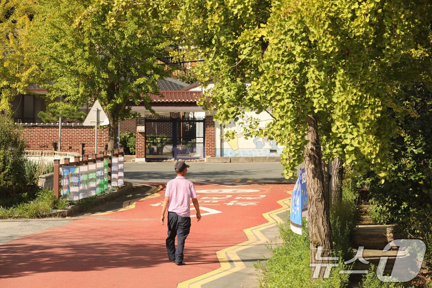 전국서 인구가 가장 적은 전남 강진군 옴천면에서 23일 한 어르신이 이동하고 있다. 2024.9.2/뉴스1 ⓒ News1 박지현 기자