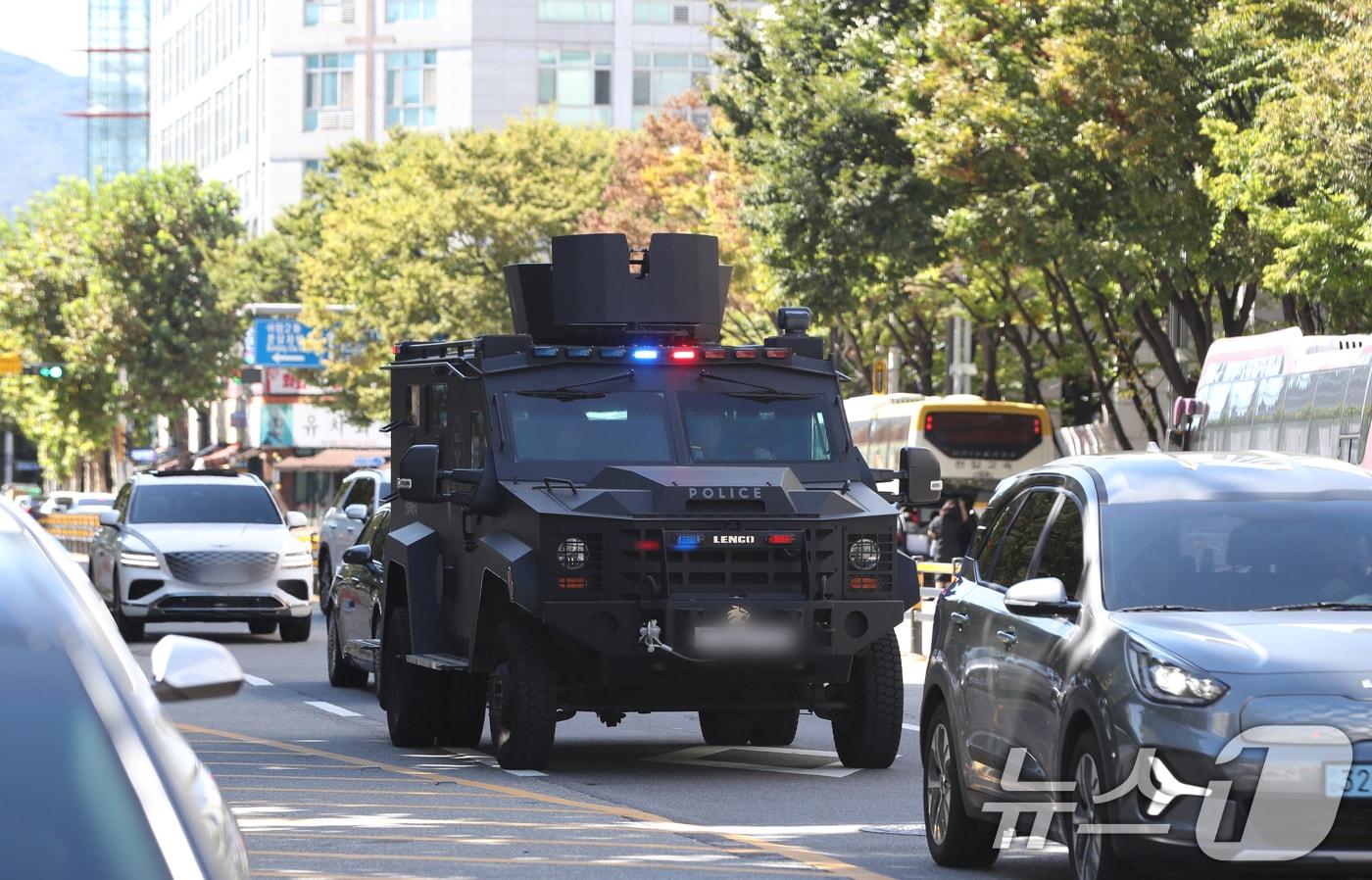 한 온라인 커뮤니티에 올라온 &#39;야탑역 흉기난동&#39;을 예고한 날인 지난 9월23일 오후 경기 성남시 분당구 야탑역 인근에서 경찰특공대 차량이 현장 순찰을 하고 있다. 2024.9.23/뉴스1 ⓒ News1 김영운 기자