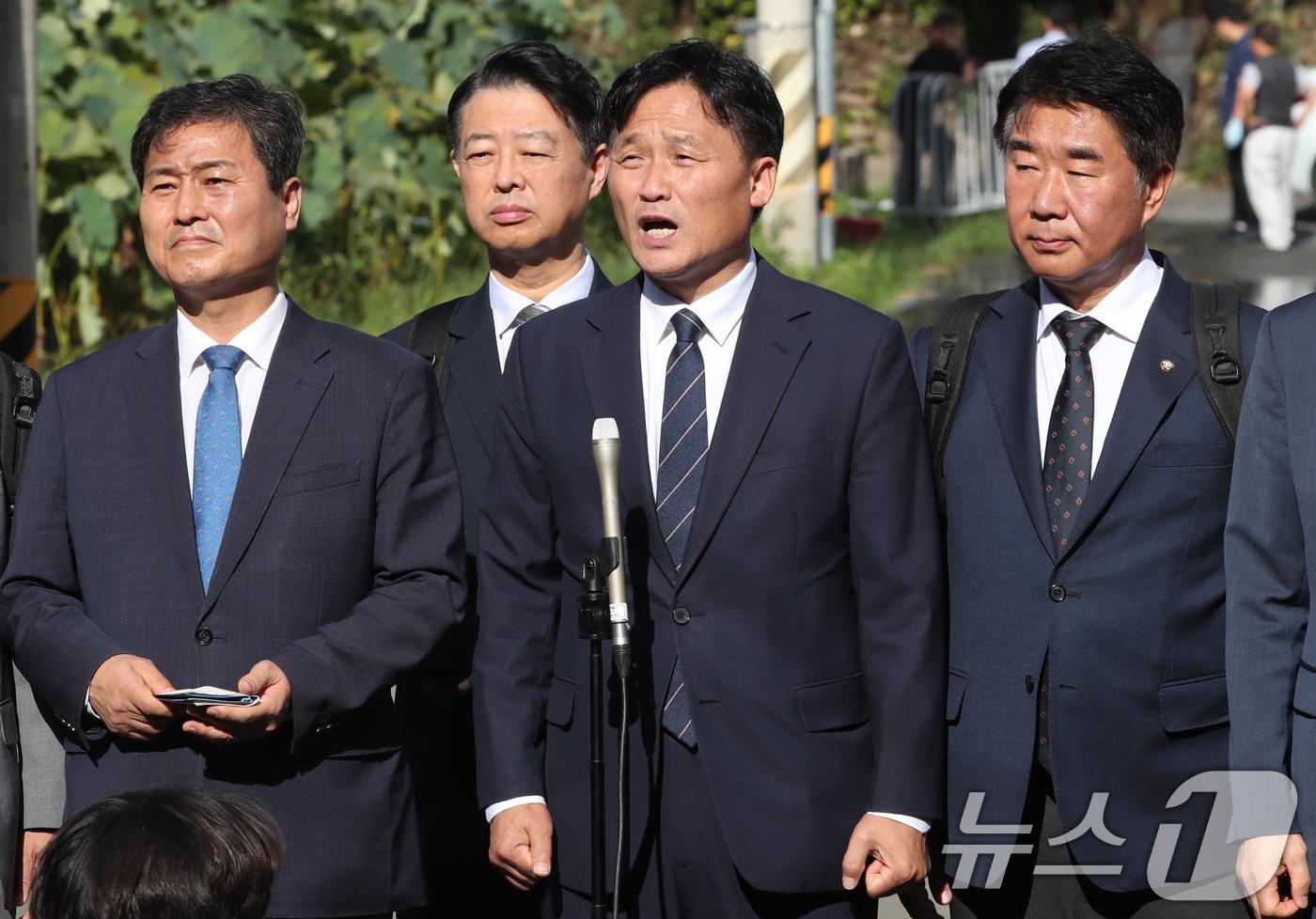 더불어민주당 전정권 정치탄압대책위원회 김영진 위원장, 김영배 간사를 비롯한 위원회 소속 의원들이 23일 오후 경남 양산 하북면 평산마을 문재인 전 대통령 사저를 예방한 뒤 문 전 대통령과의 면담과 관련해 브리핑을 하고 있다. 2024.9.23/뉴스1 ⓒ News1 윤일지 기자