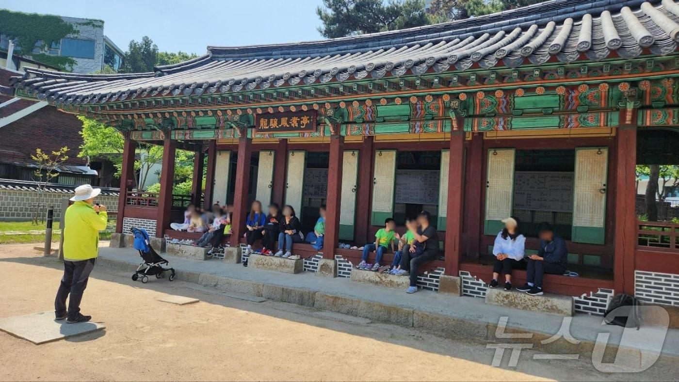 동작구 문화관광해설사가 관내 문화유산인 용양봉저정에서 해설을 진행하고 있는 모습. &#40;동작구 제공&#41;ⓒ 뉴스1