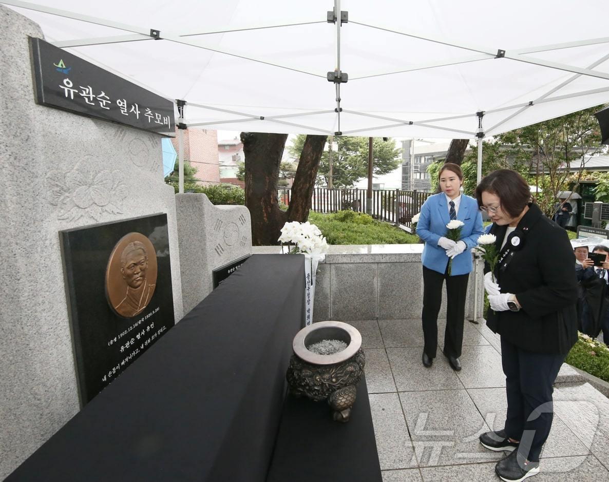 지난해 유관순 열사 순국 제103주기 추모제에서 박희영 용산구청장이 헌화하는 모습. &#40;용산구 제공&#41;ⓒ 뉴스1