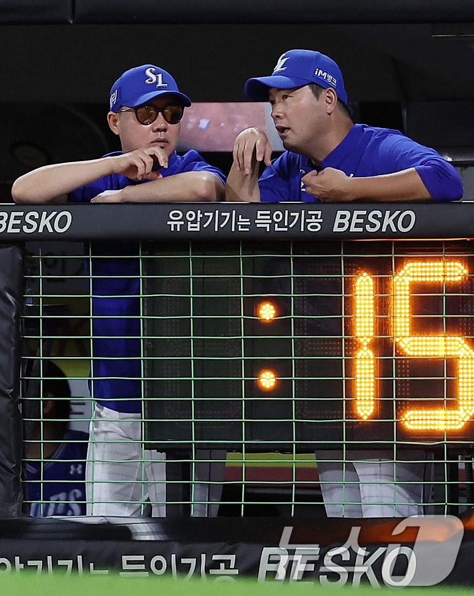 23일 오후 광주 기아챔피언스필드에서 열린 &#39;2024 신한 SOL 뱅크 KBO리그&#39; 삼성 라이온즈와 KIA 타이거즈의 경기, 삼성 박진만 감독과 정대현 코치&#40;오른쪽&#41;가 대화를 나누고 있다. 2024.9.23/뉴스1 ⓒ News1 김진환 기자