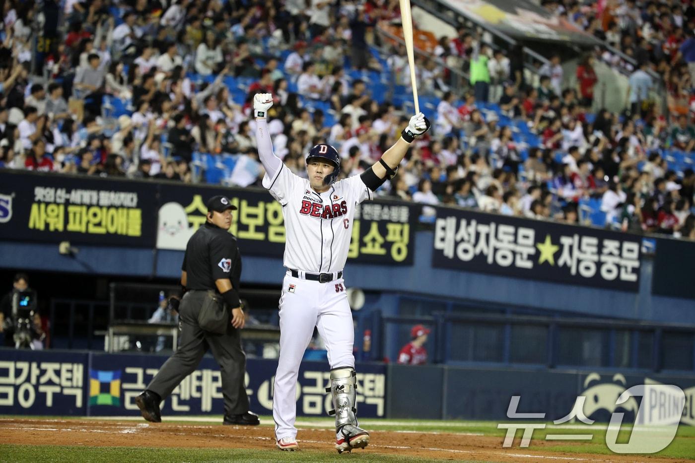 23일 오후 서울 송파구 잠실야구장에서 열린 프로야구 &#39;2024 신한 SOL 뱅크 KBO리그&#39; 두산베어스와 SSG랜더스의 경기에서 7회말 두산 공격 선두타자 양석환이 홈런을 치고 기뻐하고 있다. 2024.9.23/뉴스1 ⓒ News1 이승배 기자