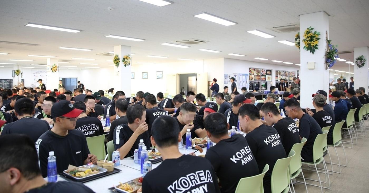 육군종합군수학교 군 장병들이 &#39;치킨스테이크 플레이트&#39;를 식사하고 있다&#40;아워홈 제공&#41;.