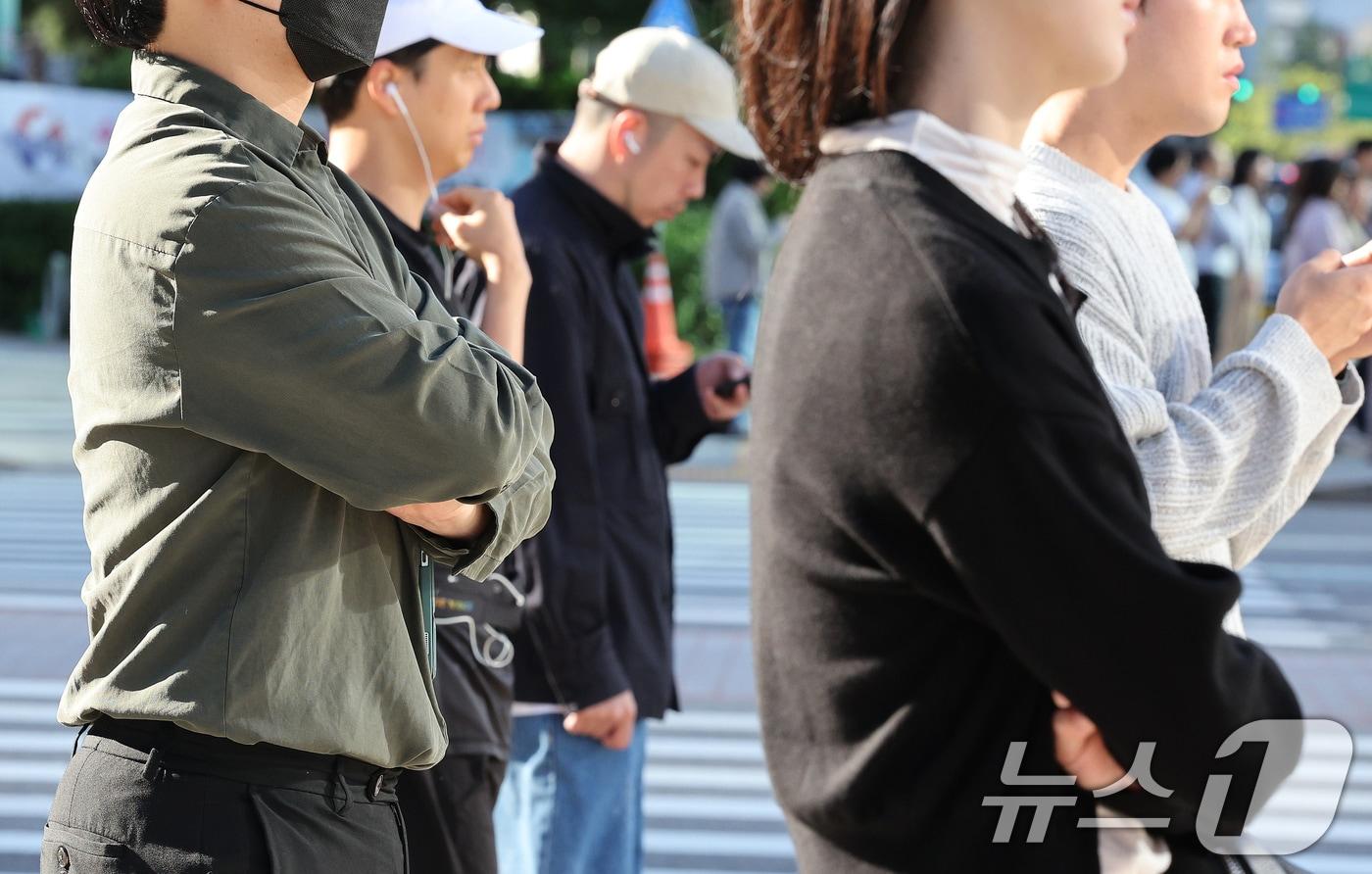 일교차가 커지며 출근길 쌀쌀한 날씨를 보인 24일 오전 서울 종로구 광화문광장 인근에서 시민들이 몸을 움크린 채 길을 걷고 있다. 2024.9.25/뉴스1 ⓒ News1 장수영 기자