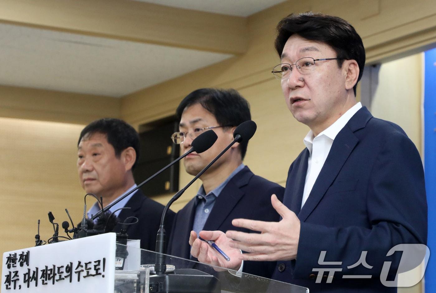 우범기 전주시장이 24일 전북자치도 전주시 전주시청에서 &#39;후백제 관련 사업 방향&#39; 기자회견을 열고 질의에 답변을 하고 있다. 2024.9.24/뉴스1 ⓒ News1 유경석 기자