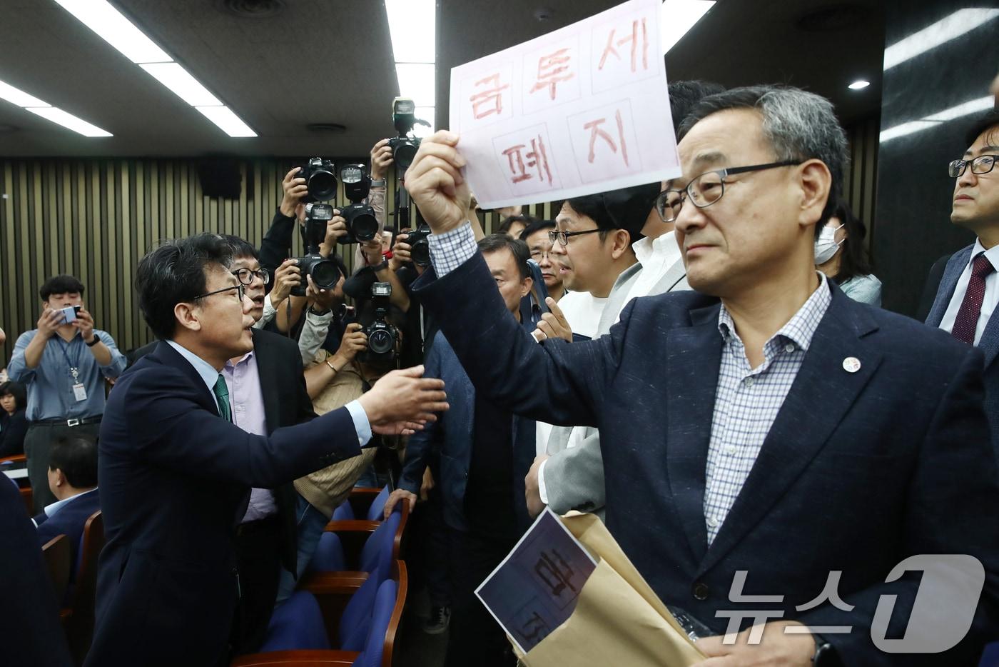 정의정 한국주식투자자연합회 대표와 개인투자자들이 24일 오전 서울 여의도 국회에서 열린 &#39;더불어민주당 정책 디베이트&#40;토론회&#41;: &#39;행복하고 정의로운 대한민국, 금융투자소득세 시행은 어떻게?&#39;를 찾아 방청을 요구하며 항의하고 있다. 2024.9.24/뉴스1 ⓒ News1 이광호 기자