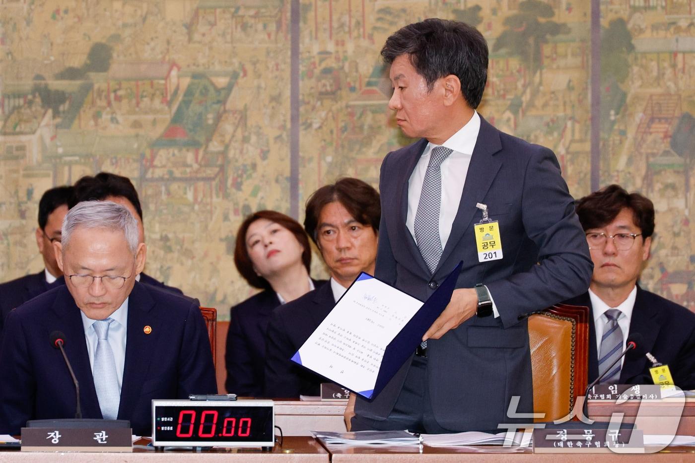 정몽규 대한축구협회장이 24일 오전 서울 여의도 국회 문화체육관광위원회에서 열린 대한축구협회 등에 대한 현안질의에 출석, 선서를 하기 위해 이동하고 있다. 왼쪽은 유인촌 문화체육관광부 장관, 두번째 줄 가운데는 홍명보 남자 축구대표팀 감독. 2024.9.24/뉴스1 ⓒ News1 안은나 기자