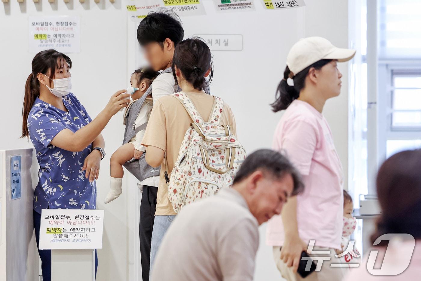 24일 서울의 한 어린이병원이 호흡기 질환을 앓고 있는 어린이들과 보호자들로 붐비고 있다. 2024.9.24/뉴스1 ⓒ News1 민경석 기자