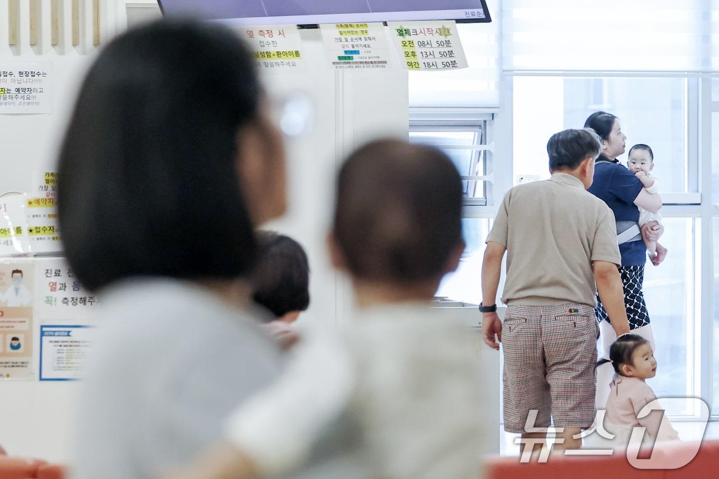 24일 서울의 한 어린이병원이 호흡기 질환을 앓고 있는 어린이들과 보호자들로 붐비고 있다. 2024.9.24/뉴스1 ⓒ News1 민경석 기자