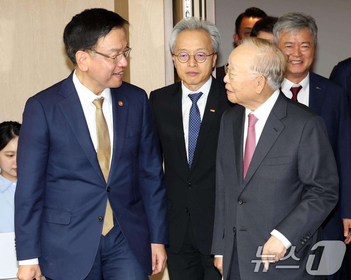 최상목 대통령 권한대행 부총리 겸 기획재정부 장관과 손경식 한국경영자총협회 회장./뉴스1 ⓒ News1 이승배 기자