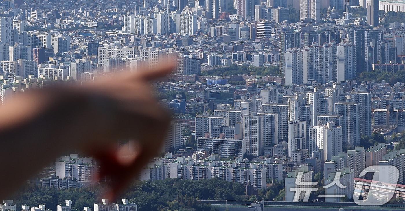 경기 광주시 남한산성에서 바라본 서울 강남 아파트 단지들. 2024.9.24/뉴스1 ⓒ News1 김성진 기자