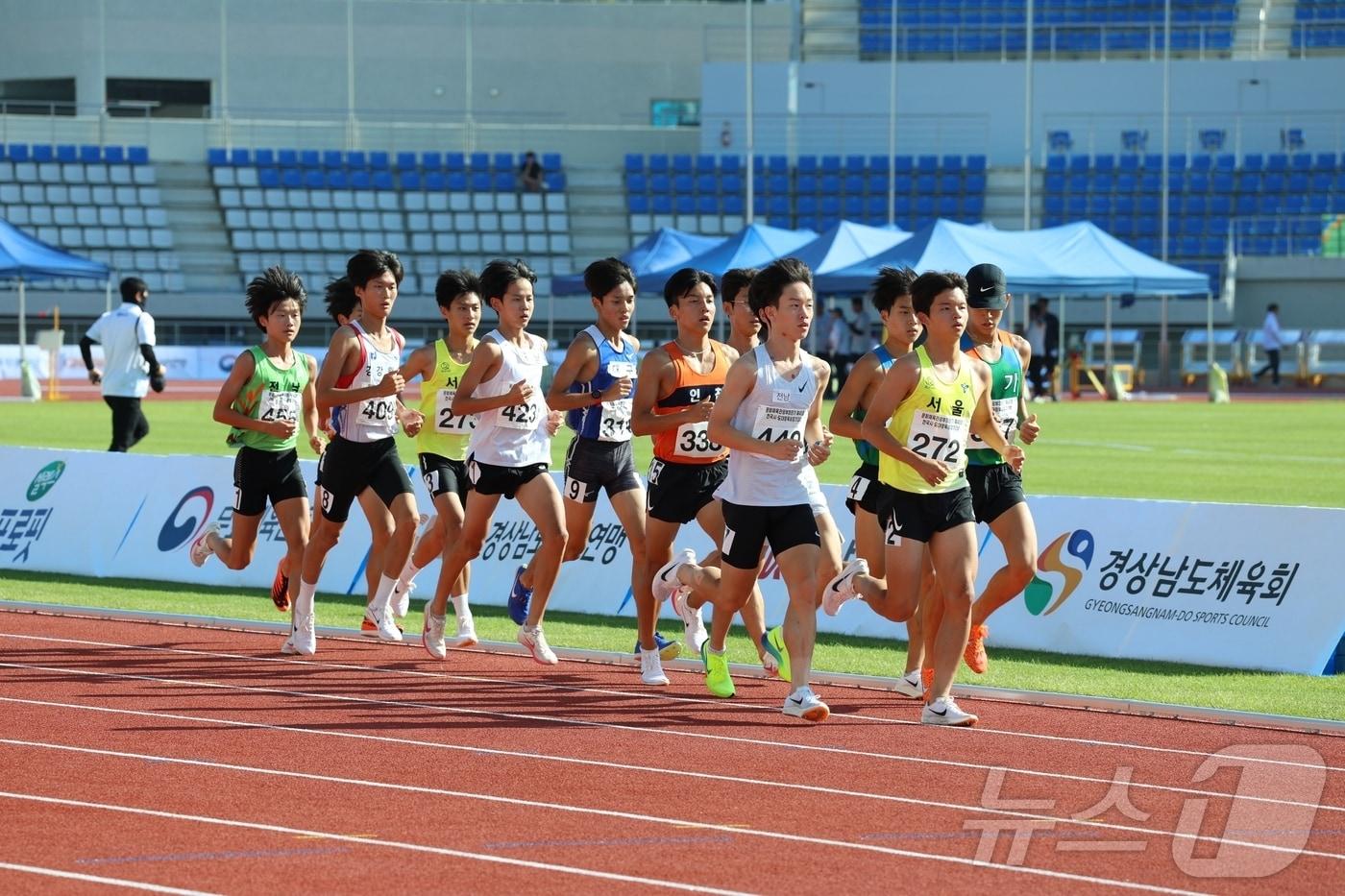 김해종합운동장 육상트랙.&#40;김해시 제공&#41;