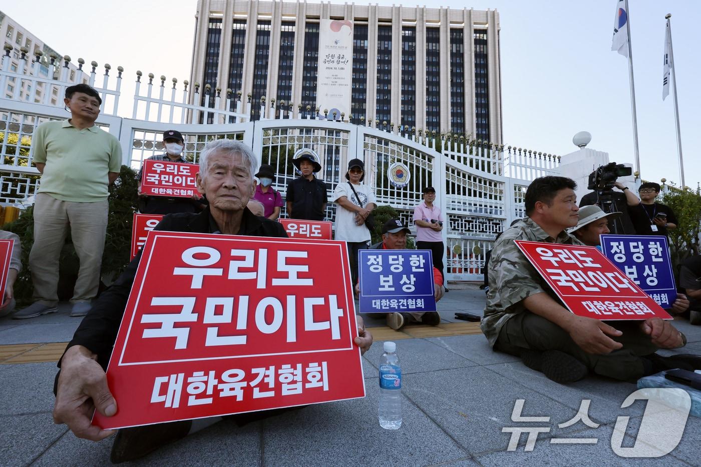 대한육견협회 회원들이 24일 오후 서울 종로구 정부서울청사 앞에서 정부의 &#39;개 식용 종식 기본계획&#39;을 규탄하고 있다. 정부는 이날 개식용종식위원회를 열고 &#39;개 식용 종식 특별법&#39; 시행에 따라 업계 전·폐업 과정에서 발생하는 피해에 대한 지원 규모와 방식 등에 대한 기본계획을 의결했다. 2024.9.24/뉴스1 ⓒ News1 황기선 기자