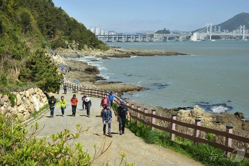 부산 남구 이기대 해안산책로.&#40;부산시청 제공&#41;