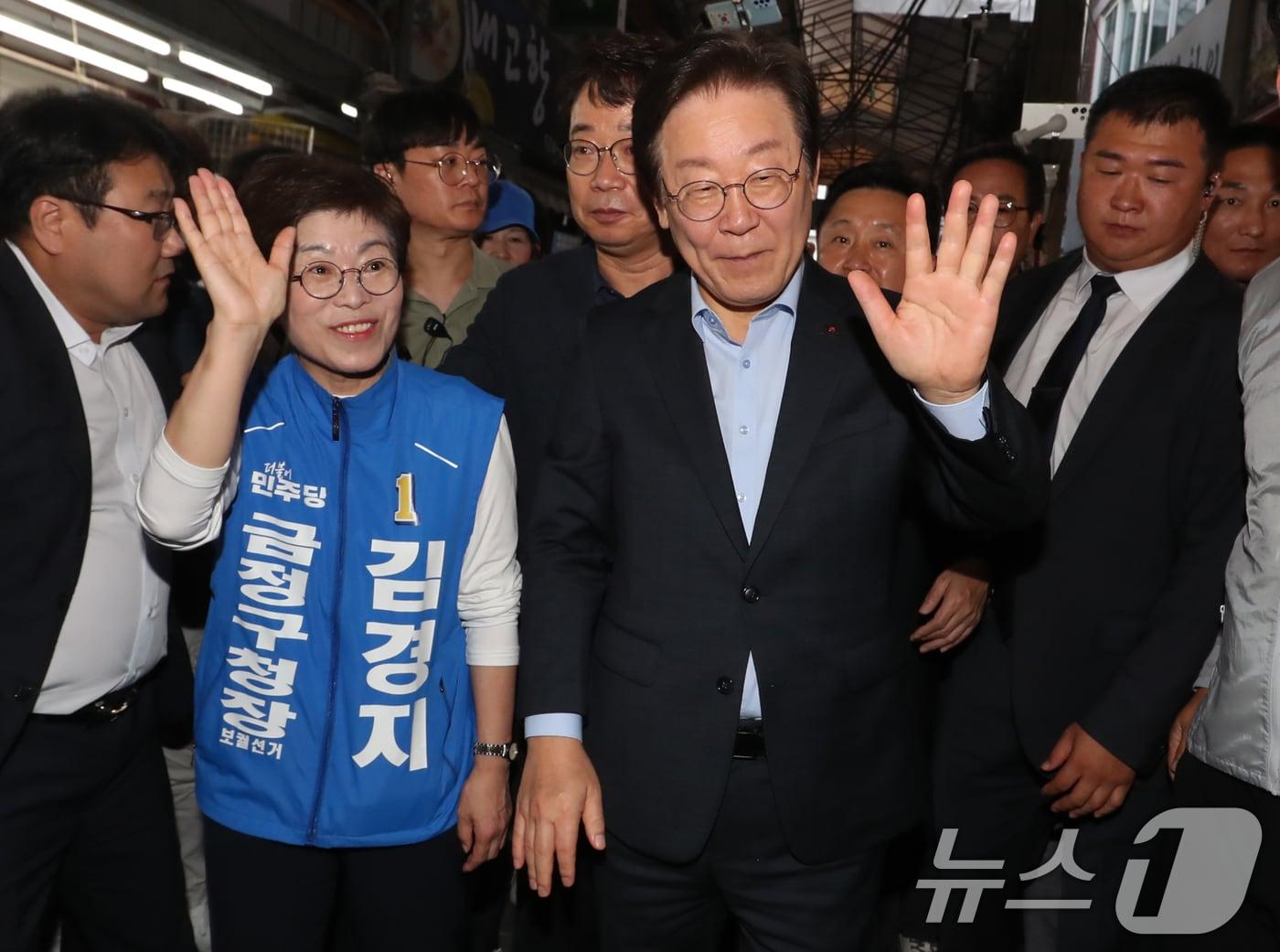 이재명 더불어민주당 대표가 지난 24일 오후 부산 금정구 서동미로시장을 찾아 김경지 부산 금정구청장 보궐선거 후보와 함께 상인들과 인사를 나누고 있다. 2024.9.24/뉴스1 ⓒ News1 윤일지 기자