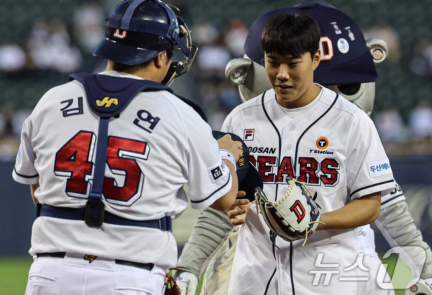 2025 KBO 신인 드래프트에서 두산 베어스에 1라운드 지명을 받은 박준순이 24일 오후 서울 송파구 잠실야구장에서 열린 프로야구 &#39;2024 신한 SOL 뱅크 KBO리그&#39; NC 다이노스와 두산 베어스의 경기에 앞서 시구를 마치고 두산 포수 김기연과 인사하고 있다. 2024.9.24/뉴스1 ⓒ News1 김도우 기자