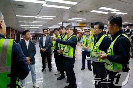 성신여대입구역을 방문한 백호 사장. &#40;서울교통공사 제공&#41;ⓒ 뉴스1