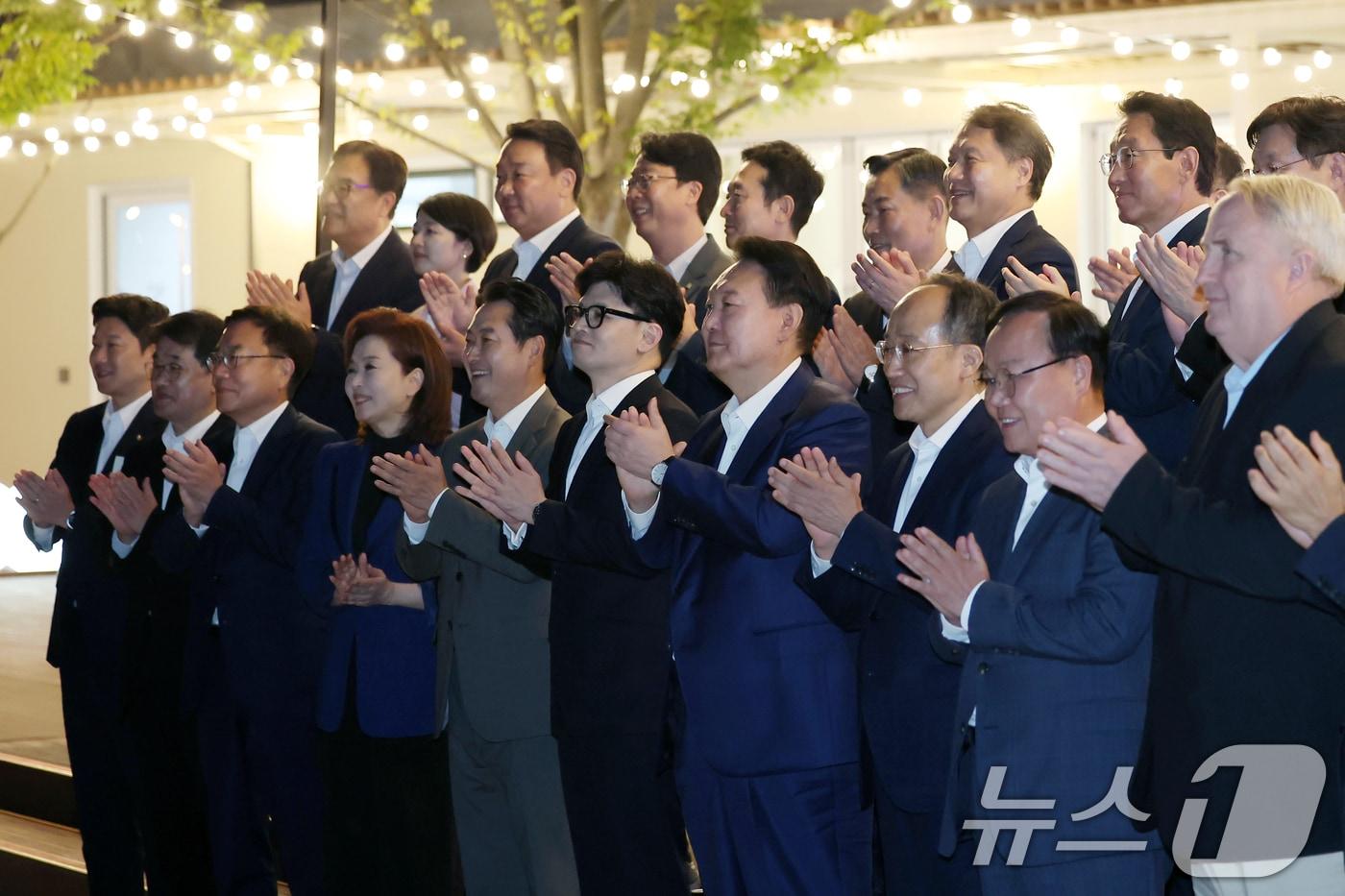 윤석열 대통령이 24일 용산 대통령실 앞 분수정원에서 국민의힘 지도부와의 만찬을 마치고 한동훈 대표, 추경호 원내대표 등과 박수를 치고 있다. &#40;대통령실 제공&#41; 2024.9.24/뉴스1 ⓒ News1 송원영 기자