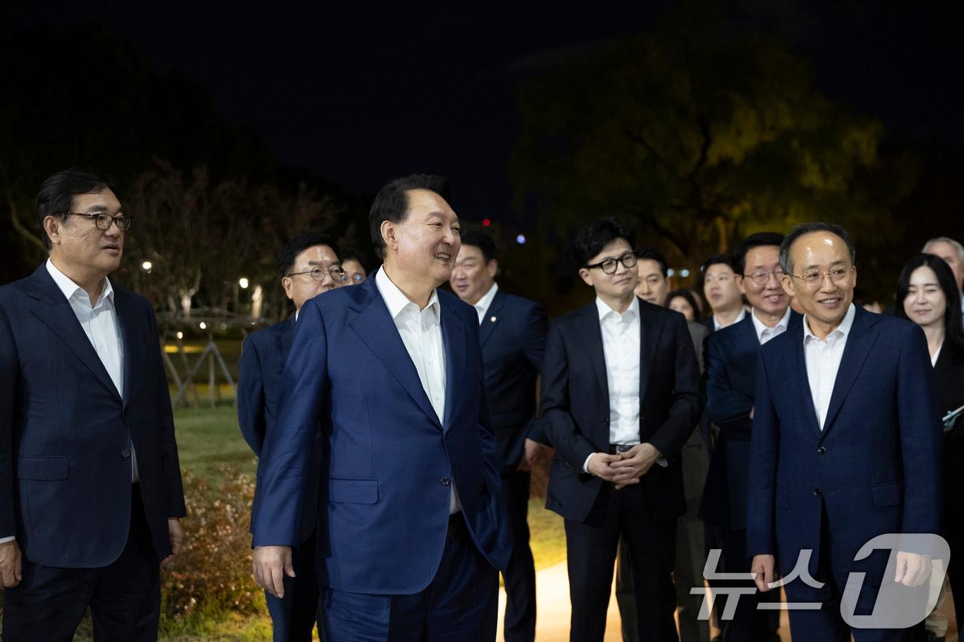 윤석열 대통령이 24일 용산 대통령실 앞 분수정원에서 국민의힘 지도부와의 만찬을 마치고 한동훈 대표, 추경호 원내대표 등과 대화를 나누고 있다. &#40;대통령실 제공&#41; 2024.9.24/뉴스1 ⓒ News1 송원영 기자