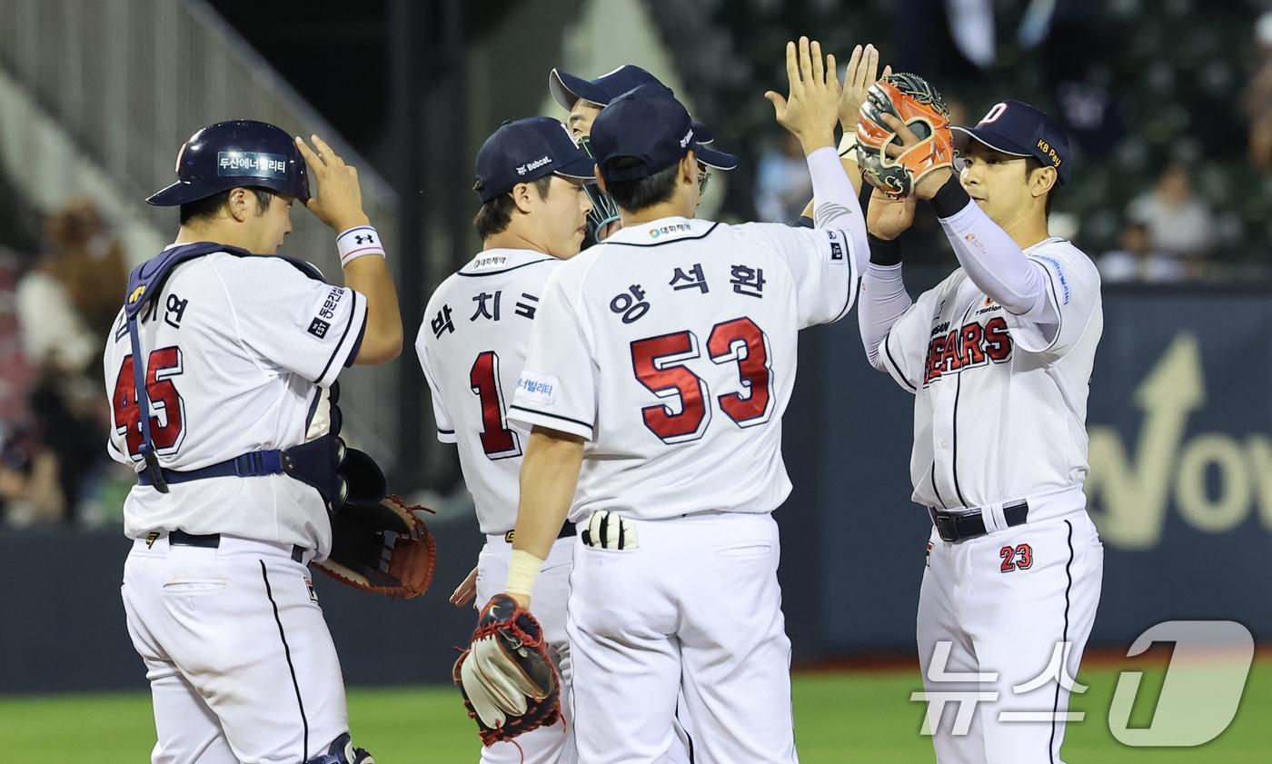 24일 오후 서울 송파구 잠실야구장에서 열린 프로야구 &#39;2024 신한 SOL 뱅크 KBO리그&#39; NC 다이노스와 두산 베어스의 경기, 10대5 승리를 거둔 두산 베어스 선수들이 기쁨을 나누고 있다. 2024.9.24/뉴스1 ⓒ News1 김도우 기자