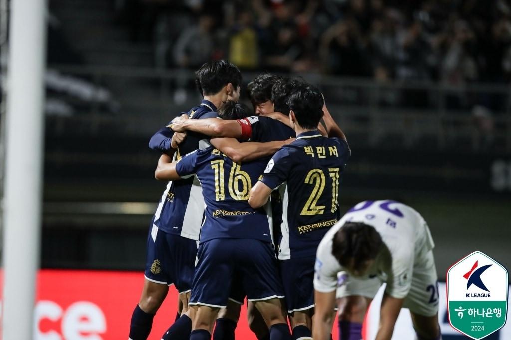 K리그2 선두 FC안양을 제압한 서울이랜드FC&#40;한국프로축구연맹 제공&#41;