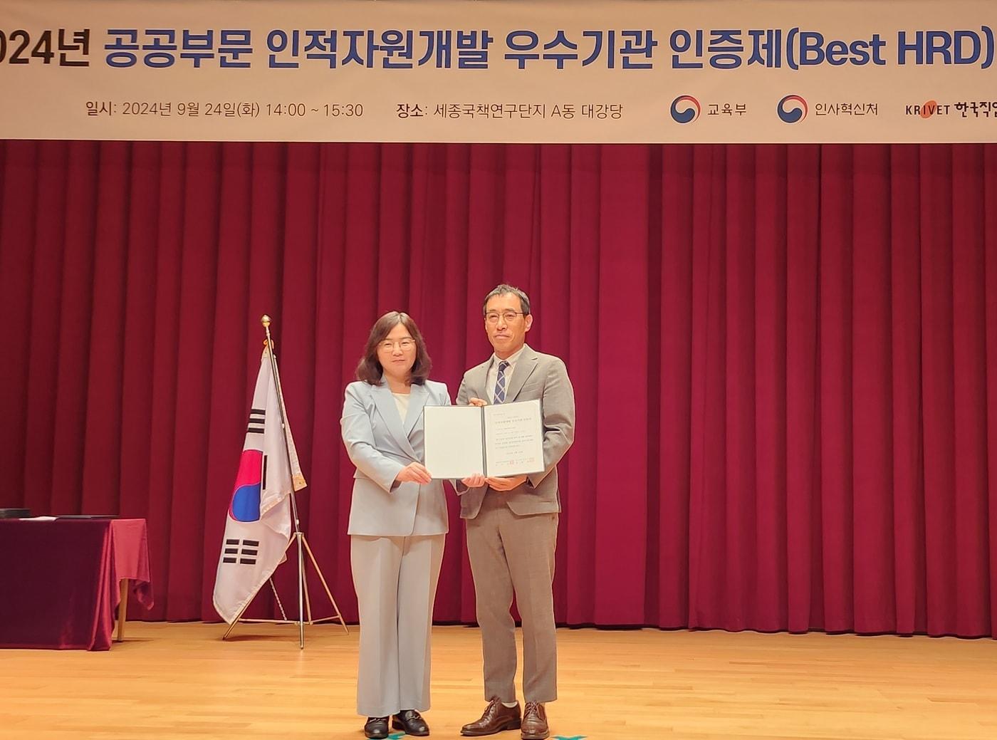 심우섭 SH공사 기획경영본부장&#40;오른쪽&#41;과 김주연 교육부 인재양성정책과장&#40;SH공사 제공&#41;.