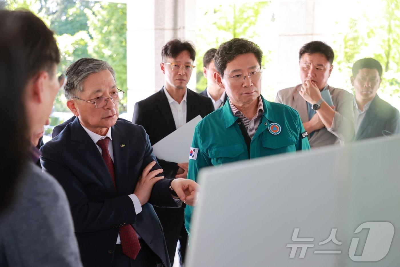 이상일 시장&#40;오른쪽&#41;이 24일 언남지구 사업 대상지인 옛 경찰대 현장을 방문해 이한준 LH 사장&#40;왼쪽&#41;과 현장을 점검하고 의견을 나누고 있다.&#40;용인시 제공&#41;