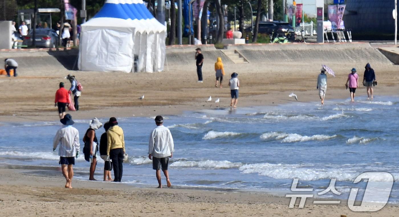 25일 경북 포항시 북구 영일대해수욕장 백사장에서 아침 산책 나온 시민들이 맨발로 걸어가고 있다. 2024.9.25/뉴스1 ⓒ News1 최창호 기자