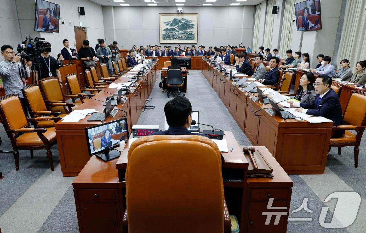 국회 운영위원회 배준영 국민의힘 간사와 여당 의원들이 25일 오전 서울 여의도 국회에서 열린 운영위 제418회국회&#40;정기회&#41; 제3차 전체회의 도중 &#39;대통령 재의요구 권한 행사에 관한 특별법&#39; 등 합의되지 않은 안건이 상정됐다며 퇴장한 가운데 박성준 더불어민주당 간사가 의사진행 발언하고 있다. 2024.9.25/뉴스1 ⓒ News1 안은나 기자