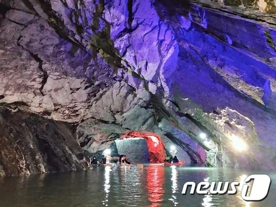  관광농원 허가를 받아 폐광에서 보트 관광사업을 하면 합법인지 불법인지 재판에서 가리게 됐다. 사진은 활옥동굴 보트 체험.&#40;자료사진&#41;/뉴스1