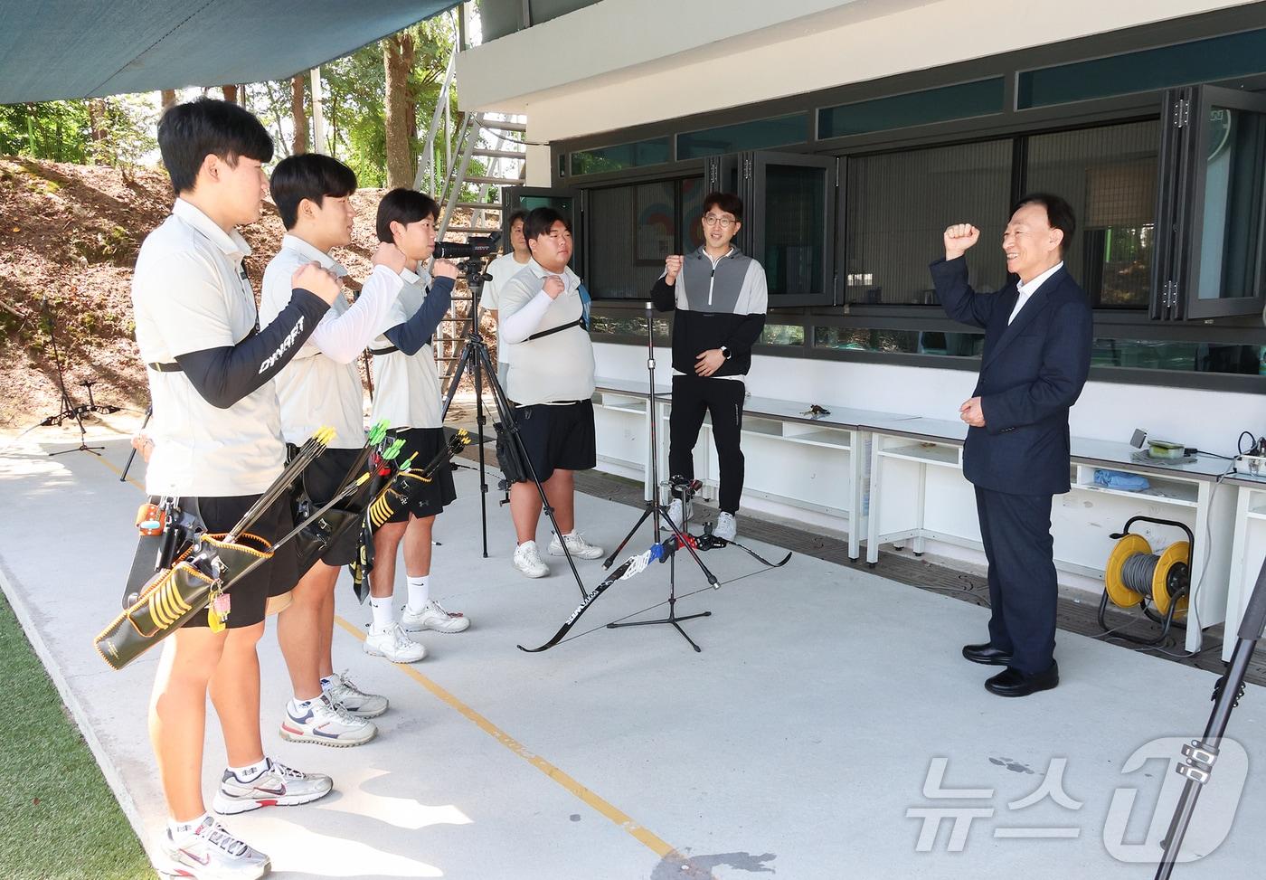 설동호 대전교육감이 23일 대전체고를 찾아 학생 선수들과 전국체전 필승을 다짐하고 있다.&#40;대전교육청 제공&#41;/뉴스1