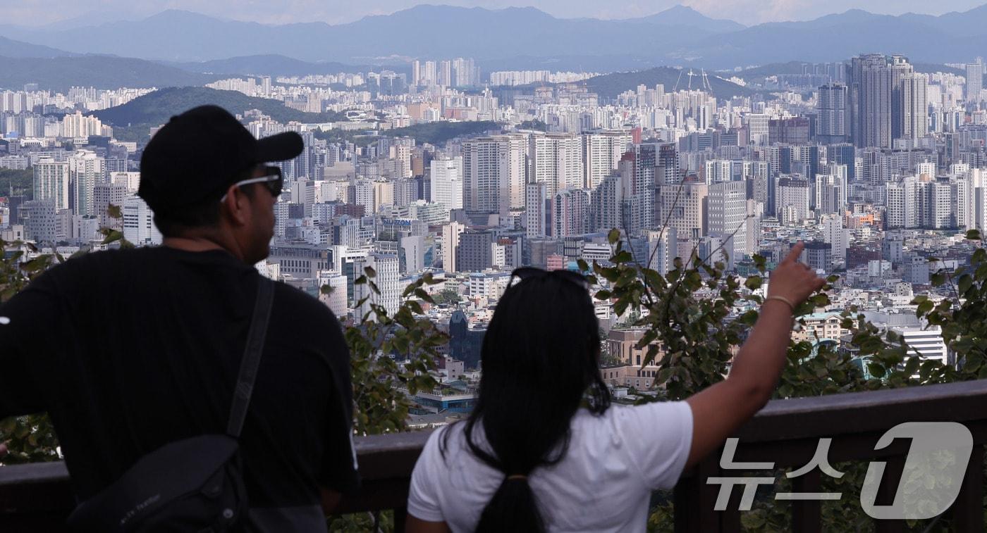 서울 남산을 찾은 관광객들이 시내와 아파트단지를 바라보고 있다. 2024.9.25/뉴스1 ⓒ News1 박지혜 기자